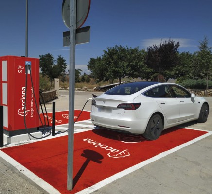 El Ayuntamiento adjudica por 1,1 millones el contrato para adquirir 43 vehículos eléctricos
