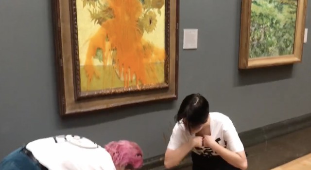 Atacan con una lata de sopa de tomate 'Los Girasoles' de Van Gogh 