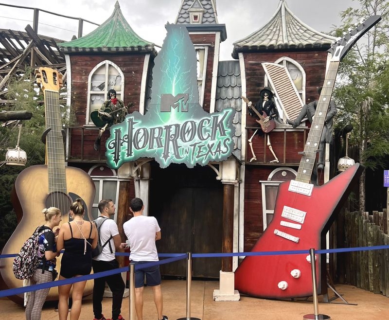 El pueblo de las brujas de Granada, PortAventura World y la cueva de Zugarramundi, algunos de los mejores ‘destinos de miedo’ para este Halloween, según la guía ‘Time Out’
