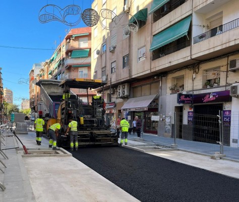 Alicante inicia el asfaltado en la reurbanización de la calle San Mateo para concluirla a final de mes