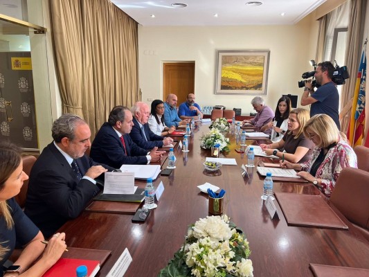 La pedagógica Bernabé no aplaca a los empresarios: esgrimen que Alicante tiene un millón de residentes 'extra'