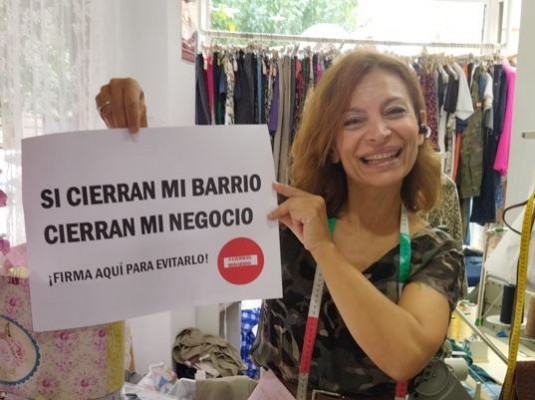 Los vecinos y comerciantes de El Carmen se concentran contra el cierre al tráfico del Puente Viejo