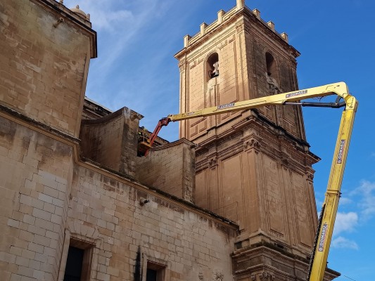 Finaliza la instalación de redes en Santa María de Elche: cornisas con fisuras y afección por el temporal