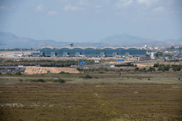 Aena insonoriza otras 130 viviendas en el entorno del aeropuerto Alicante-Elche
