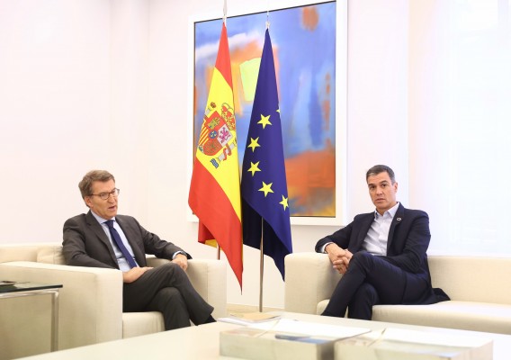 Feijóo quiere un compromiso por escrito de la reforma del CGPJ y Sánchez lo descarta
