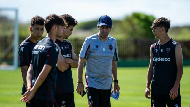Sólo un triunfo de Felipe Miñambres en sus estrenos como entrenador
