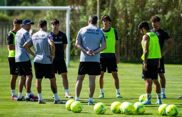 Felipe Miñambres dirige el entrenamiento del Levante junto a Chema Sanz