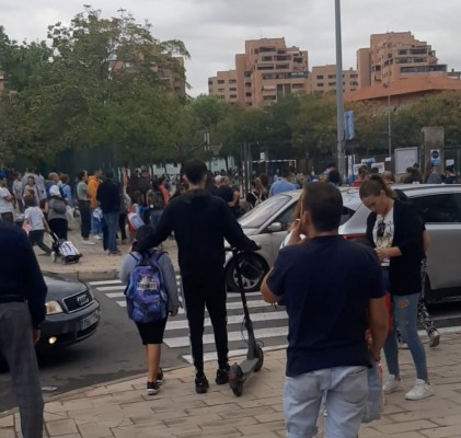 El PSOE de Alicante denuncia el malestar de los padres por falta de agentes en el acceso a colegios