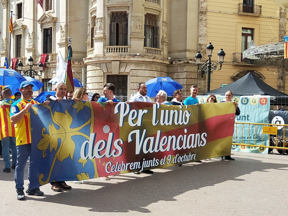 Pancarta de partidos valencianistas, con Vicente González-Lizondo (VLC Unida) en el extremo izquierdo y Benjamín Lafarga (Repo) en el derecho. Foto: VP - 