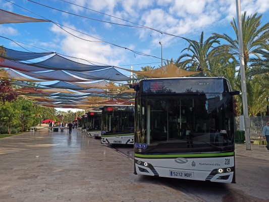 La mitad de la flota de autobuses de Elche ya es de vehículos híbridos: 28, y 8 eléctricos en primavera