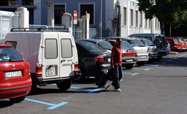 Alicante creará plazas de pago para motos en la zona azul y bonificará a los coches ecológicos 