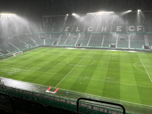 Una fuerte tormenta impide a los jugadores de Elche y Mallorca realizar el calentamiento
