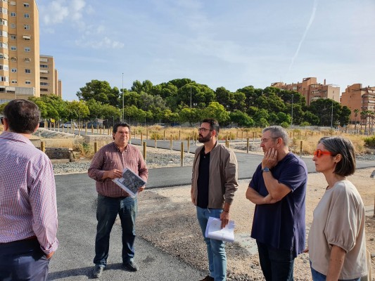 Los pasos peatonales sobre las vías de Renfe, pendientes de señalización y alumbrado
