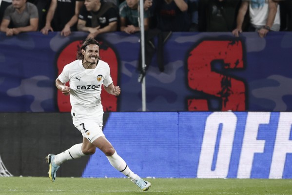 Cavani ya 'sonríe' en el Valencia