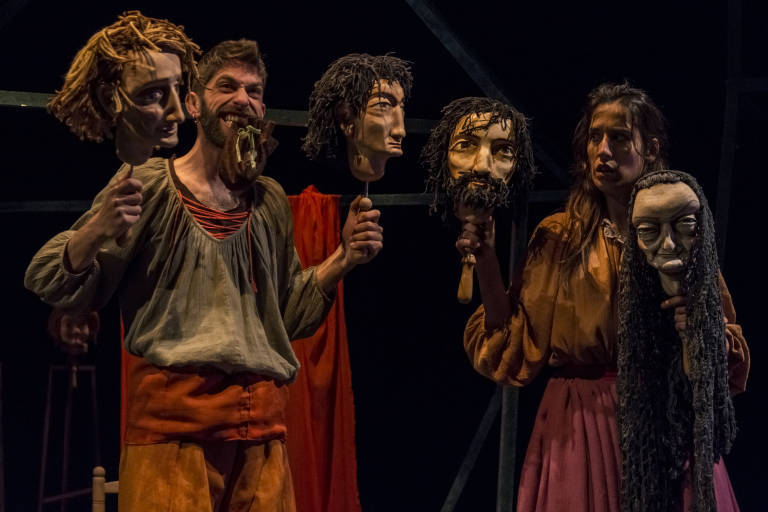 Teteras, preservativos, pelotas aplastadas y otros objetos para la dramaturgia

