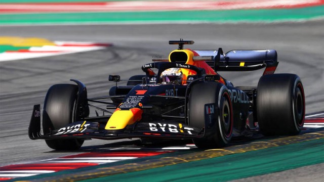 Verstappen gana en Japón, pero la lluvia retrasa la revalida del título
