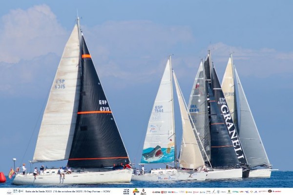 La Ruta de la Seda zarpa de València rumbo a Eivissa con 28 barcos
