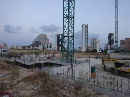 Fin a la libertad de alturas en Calp: el PGOU impide torres y edificios pantalla frente al mar