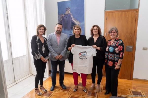 El Ayuntamiento se une a la campaña de camisetas solidarias de APANDA bajo el lema 'La Vida es Cool'