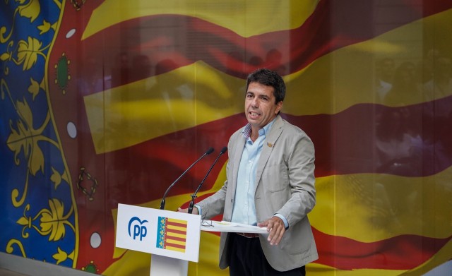 Mazón agita la senyera de cara a la precampaña: creará una ley de señas de identidad valencianas