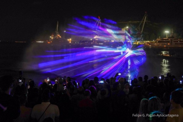 El espectáculo de luz, agua y sonido en el Puerto de Cartagena cumple con nota las expectativas 