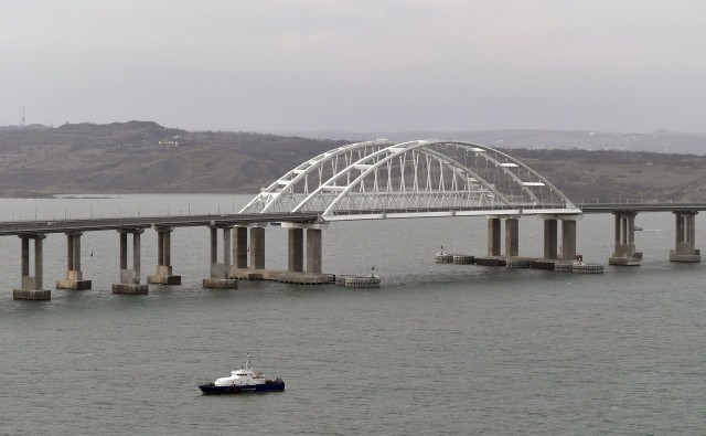 Una explosión de tanques de combustible daña el puente de Kerch que enlaza Rusia con Crimea