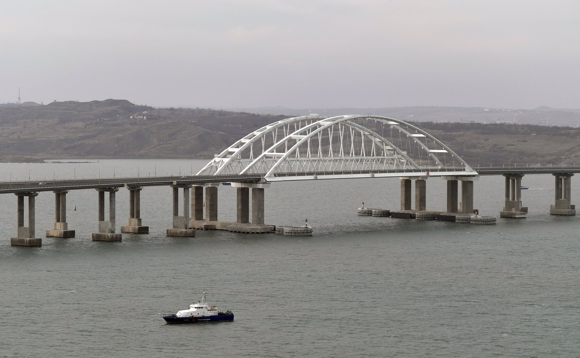 Una explosión de tanques de combustible daña el puente de Kerch que enlaza Rusia con Crimea