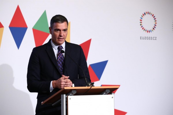 Sánchez defiende que el Gobierno cumple los estatutos de las CCAA en inversión pública en los PGE
