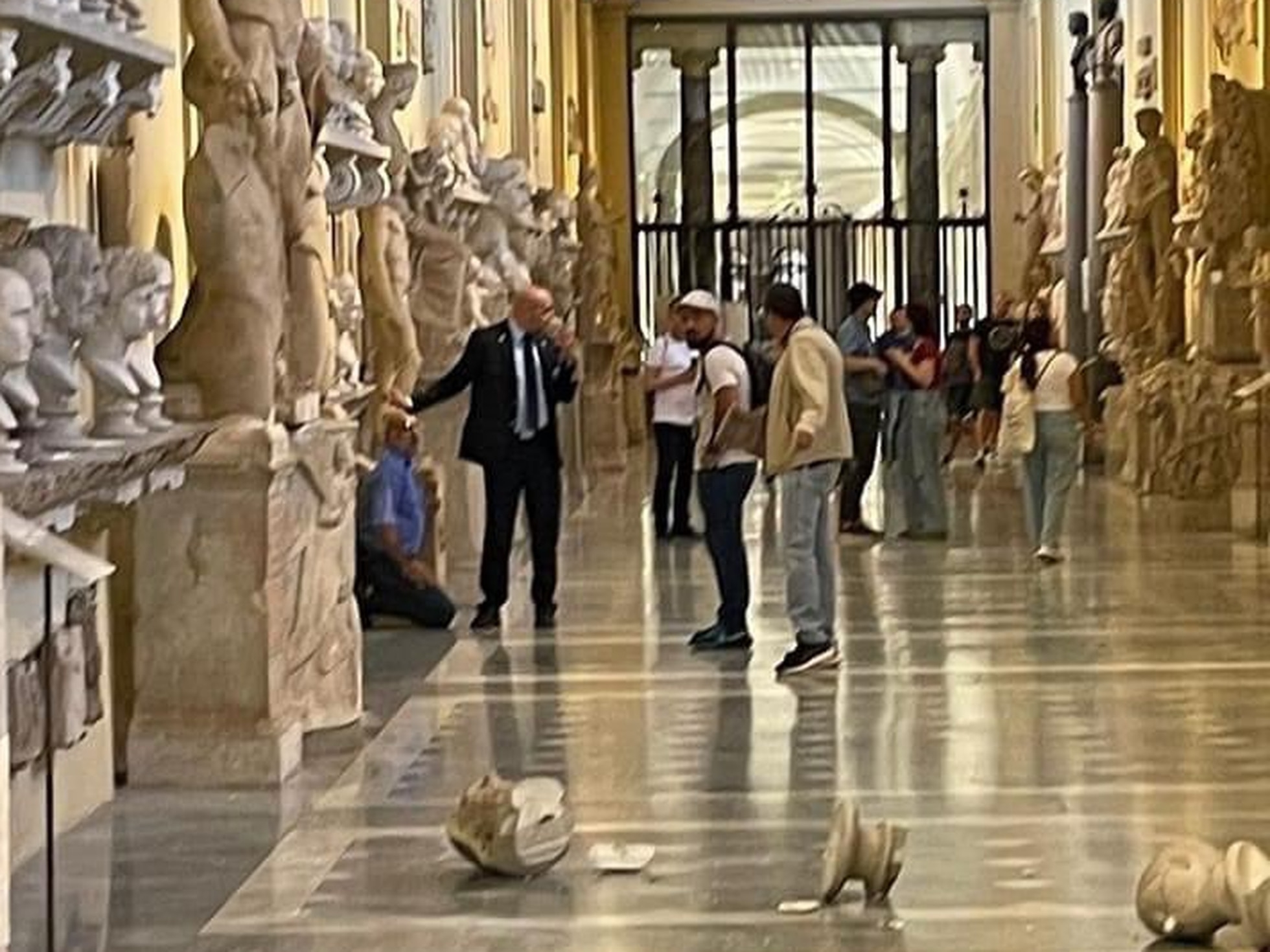 Primeras imágenes de los bustos romanos arrojados por un visitante. - 