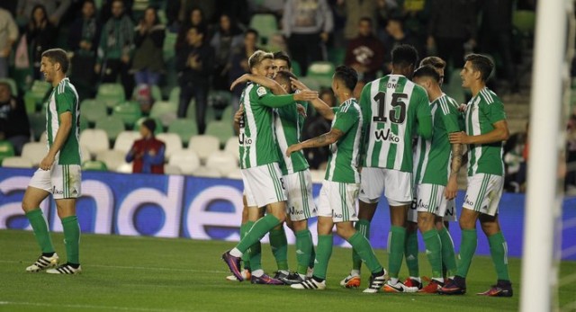 Alavés y Betis buscan tres puntos para asentarse en la zona tranquila de la tabla 