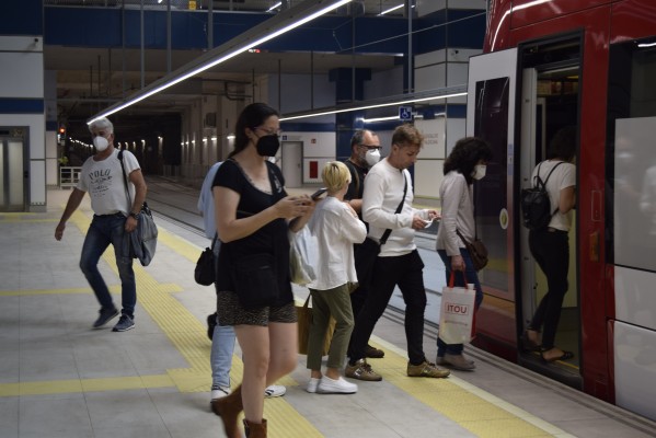 Sanidad y las CCAA no abordan la retirada de mascarillas en el transporte público  