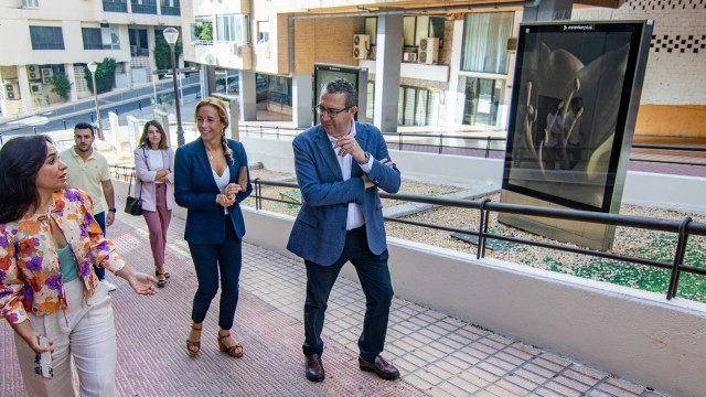 Marta Bermejo inaugura la exposición que relata su visión sobre Benidorm