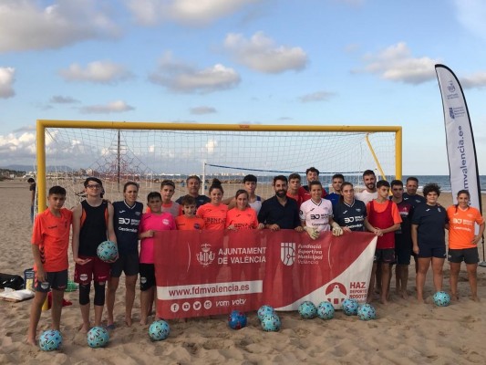 La Fundación Deportiva Municipal inaugura una nueva instalación de fútbol playa en la Malva-rosa
