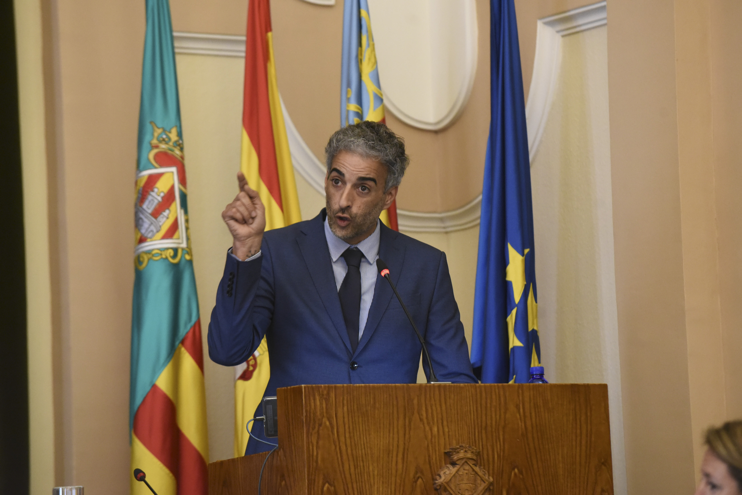 El portavoz adjunto de Cs en el Ayuntamiento de Castelló, Esteban Ventura, durante una intervención en el pleno. - 