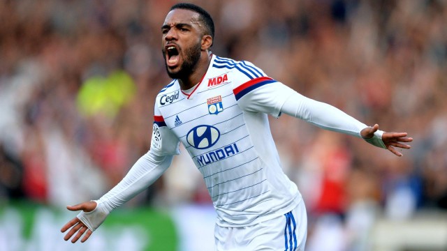Un espléndido Lacazette conduce al Lyon a un cómodo triunfo