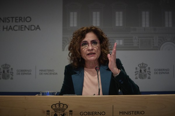 Montero subraya que hay margen para prorrogar las bajadas del IVA de la luz y el gas
