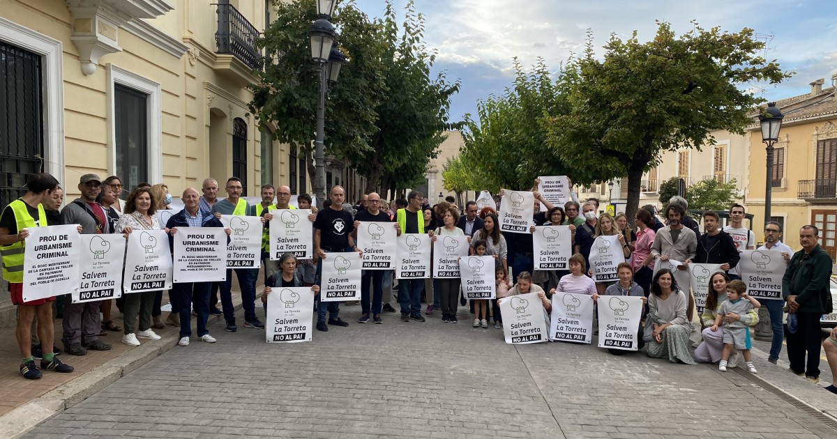Colectivos y asociaciones de Godella protestan contra el PAI frente al ayuntamiento. Foto: VP - 