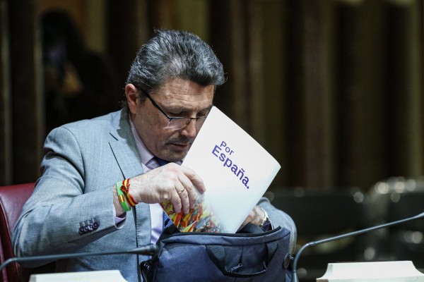 Pascual Salvador, único diputado leal a la cúpula de Vox, se pasa por sorpresa al Grupo Mixto