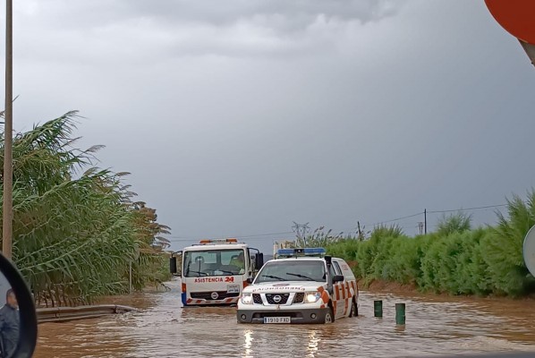 Más de 100 litros por metro cuadrado, cortes de carretera y rescate de vehículos en el Campo de Cartagena