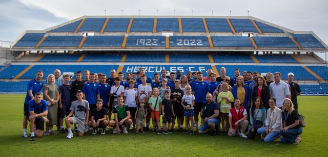 El Hércules recibe la visita de refugiados ucranianos
