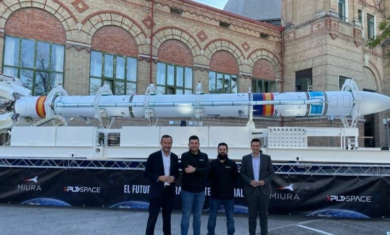 El alcalde de Elche, Carlos González, y el edil Carles Molina con los fundadores de PLD Space. - 