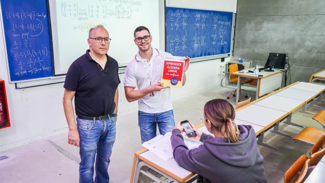 El profesor de la UPCT Juan Medina combina libro, vídeos y chats para aprender álgebra 