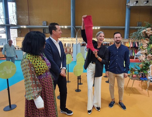 Rubén Alfaro visita Futurmoda y los stands de las 25 empresas de Elda que participan en el certamen 