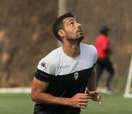 El Alcoyano pierde por lesión al central Álvaro Vega para la visita Cornellà como mínimo