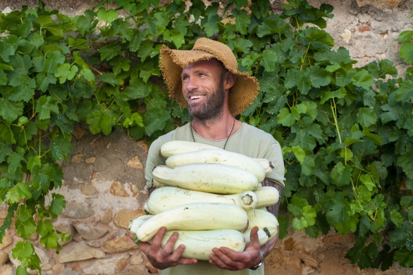 El bombero agroecológico que cultiva tomates y brotes para restaurantes
