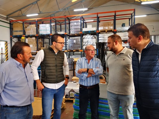 Vicente Mompó reivindica precios justos para los productos del campo en su visita a Requena
