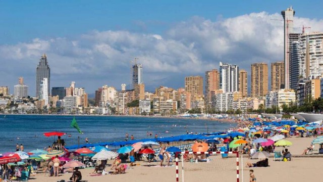 Los británicos pujan al alza y en la segunda quincena de septiembre superaron a los españoles en Benidorm