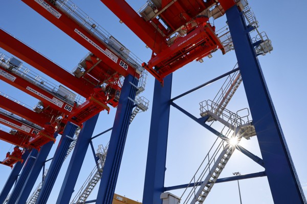 Cosco invierte 20 millones en once grúas híbridas que reducen hasta un 50% el consumo de combustible