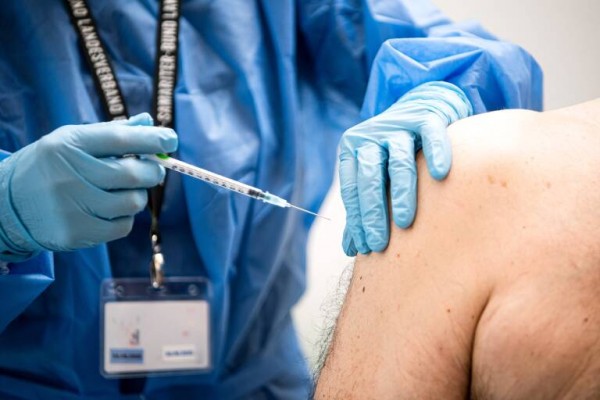 Medicina Preventiva defiende vacunar a la vez contra la covid y la gripe al personal sanitario