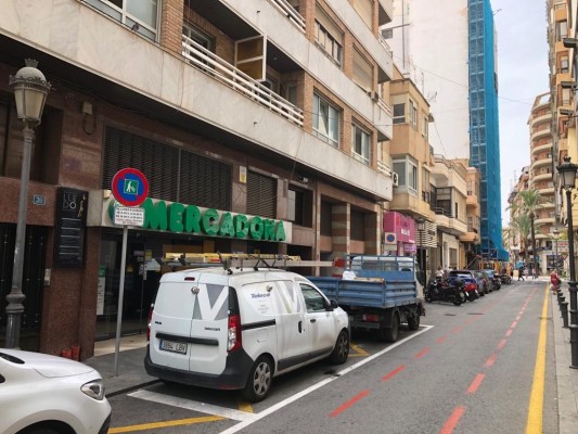 Alicante redefine zonas y horas de carga y descarga para facilitar el reparto con vehículos 'verdes'